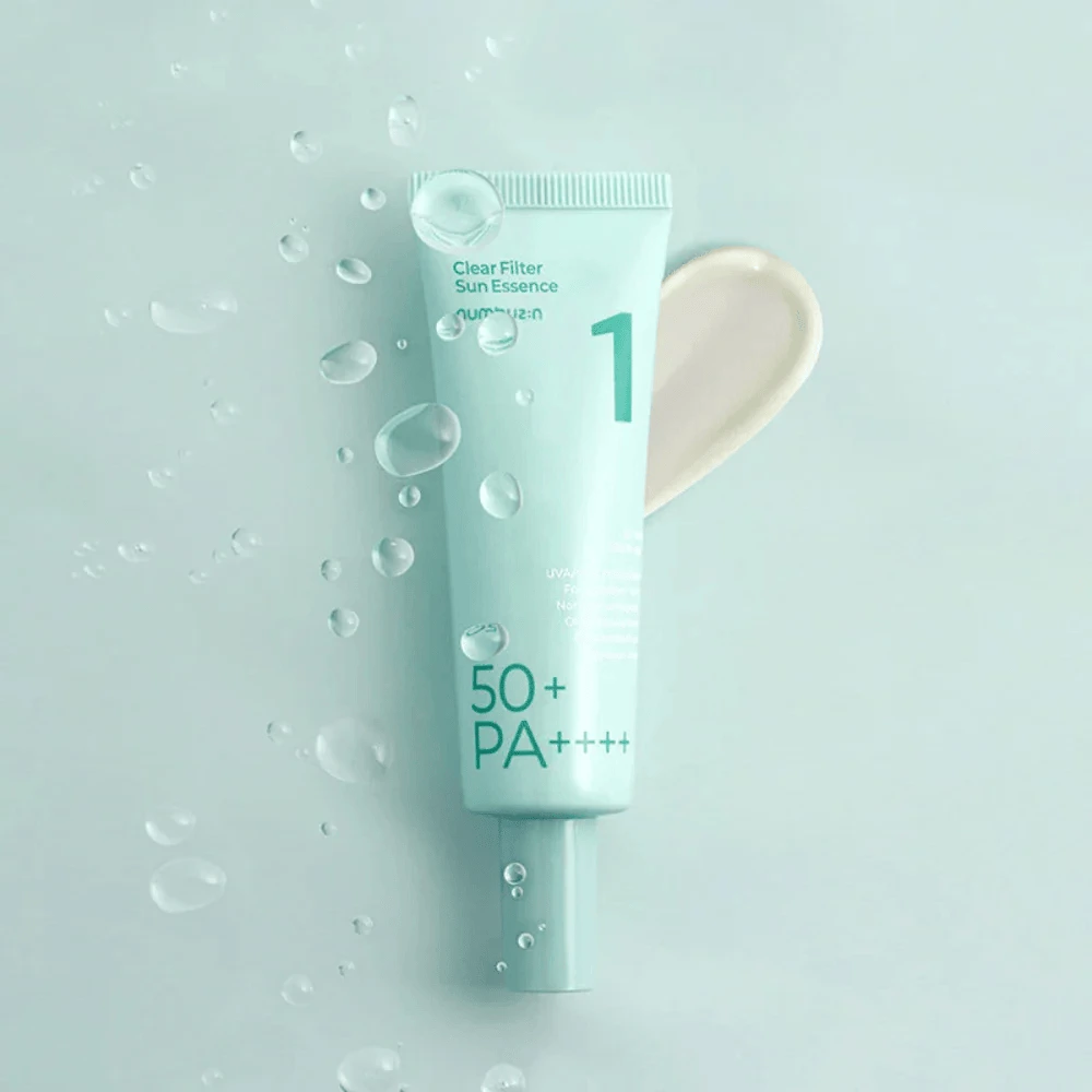 Esență cu protecție solară Numbuzin No.1 Clear Filter Sun Essence SPF50+ PA++++ cu textură fluidă apoasă, concepută pentru hidratare profundă și finisaj invizibil.